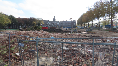 912139 Gezicht op het terrein waar de woningen aan het Thomas à Kempisplantsoen te Utrecht gesloopt zijn, vanuit het ...